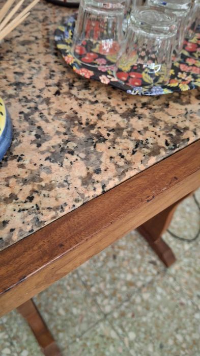 Mesa de apoio pequena, madeira tampo em mármore