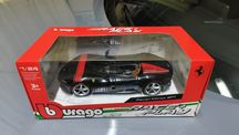 Bburago FERRARI MONZA SP1 Preto - 1:24 Burago 
Burago