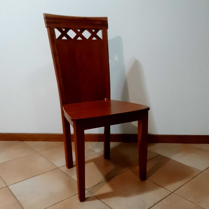 Cadeira em madeira maciça
