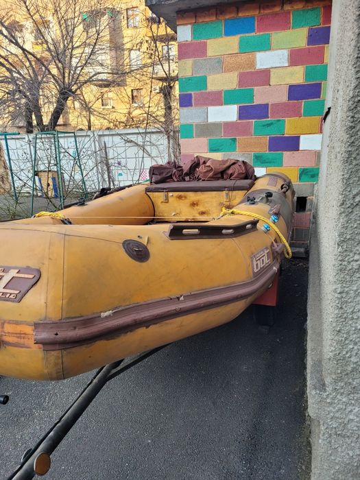 Итальянская военная лодка с лафетом и английским без отказным  мотором