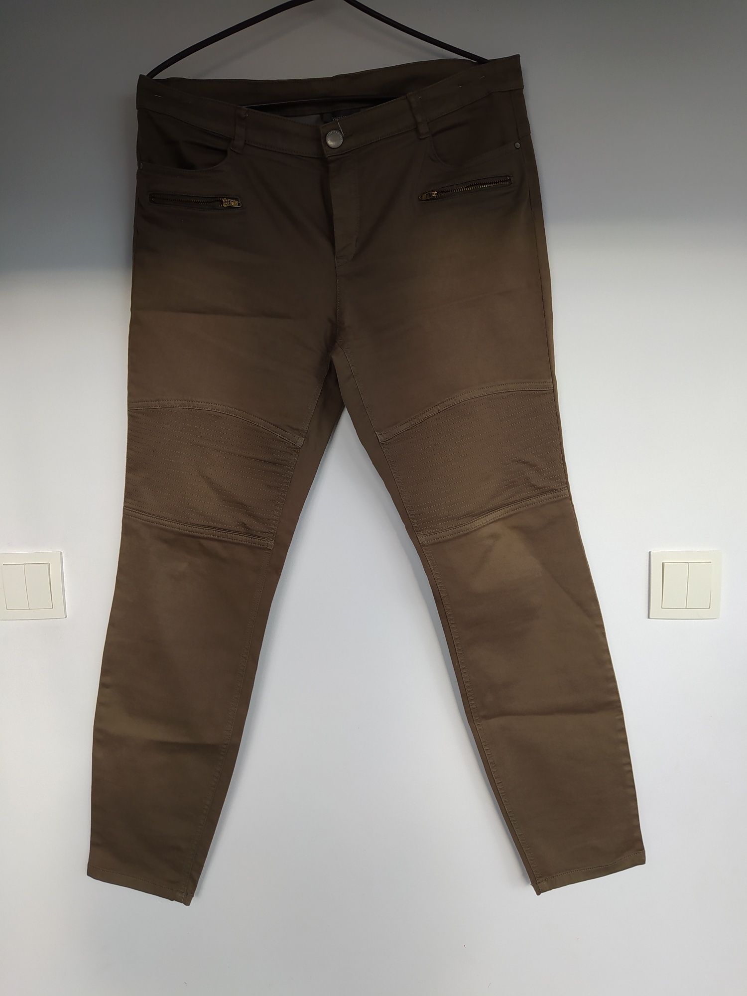 Spodnie kolor khaki 42