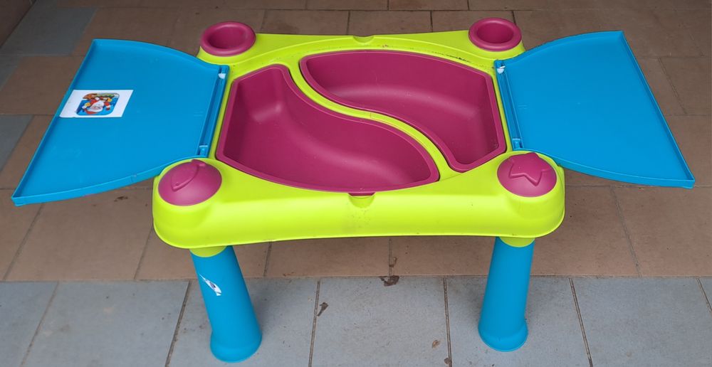 Plastikowy stolik dziecięcy