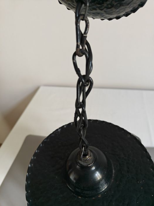 Lampa wisząca metaloplastyka z białym kloszem