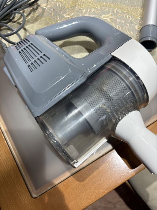 Aspirador vertical com as peças todas e a funcionar bem