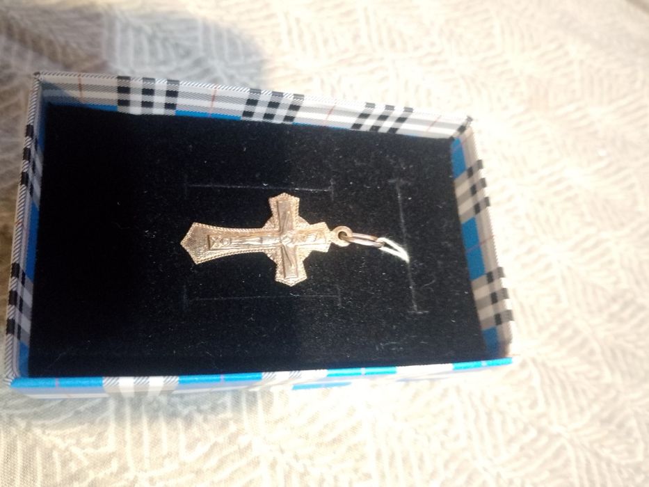 Срібний позолочений хрестик.