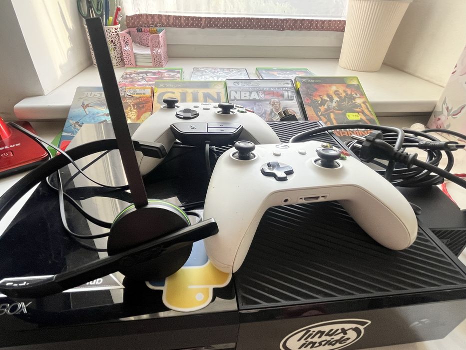 Продам КонсольXBox One