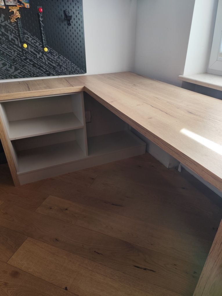 Biurko i szafki zamykane