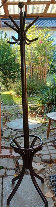 Drewniany wieszak stojacy