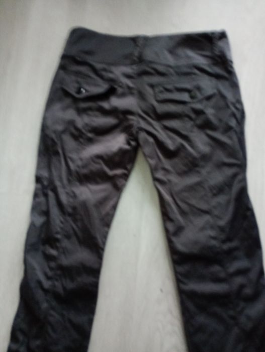 Piękne spodnie damskie ze śliskiego materiału stalowe