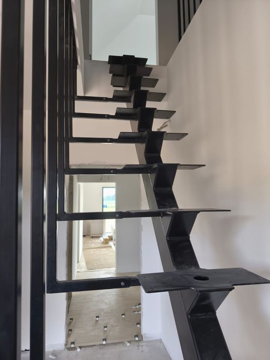 Schody na stelażu z balustradą