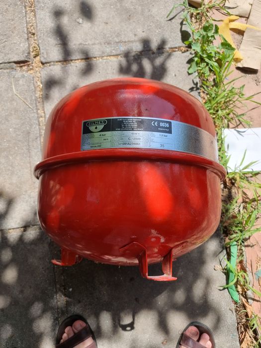 Расширительный бачок ZILMET для отопления .