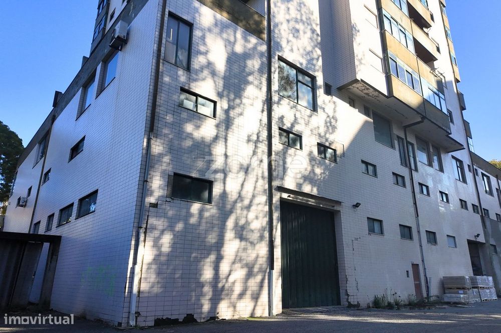 Armazém para arrendamento em excelente localização.