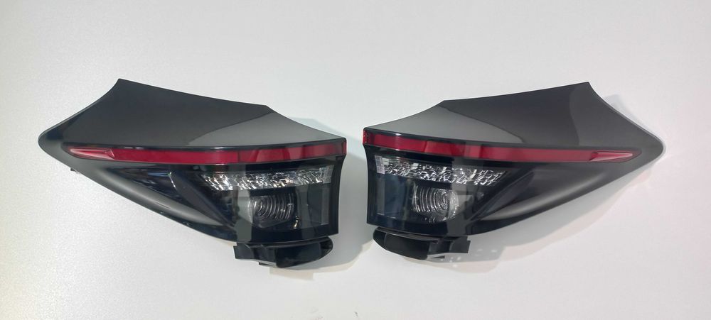 Toyota Yaris Cross IV lampa lewa  tylna prawa Led Oryginał
