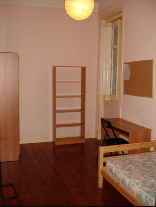 Quartos em apartamento de estudantes - frente metro anjos