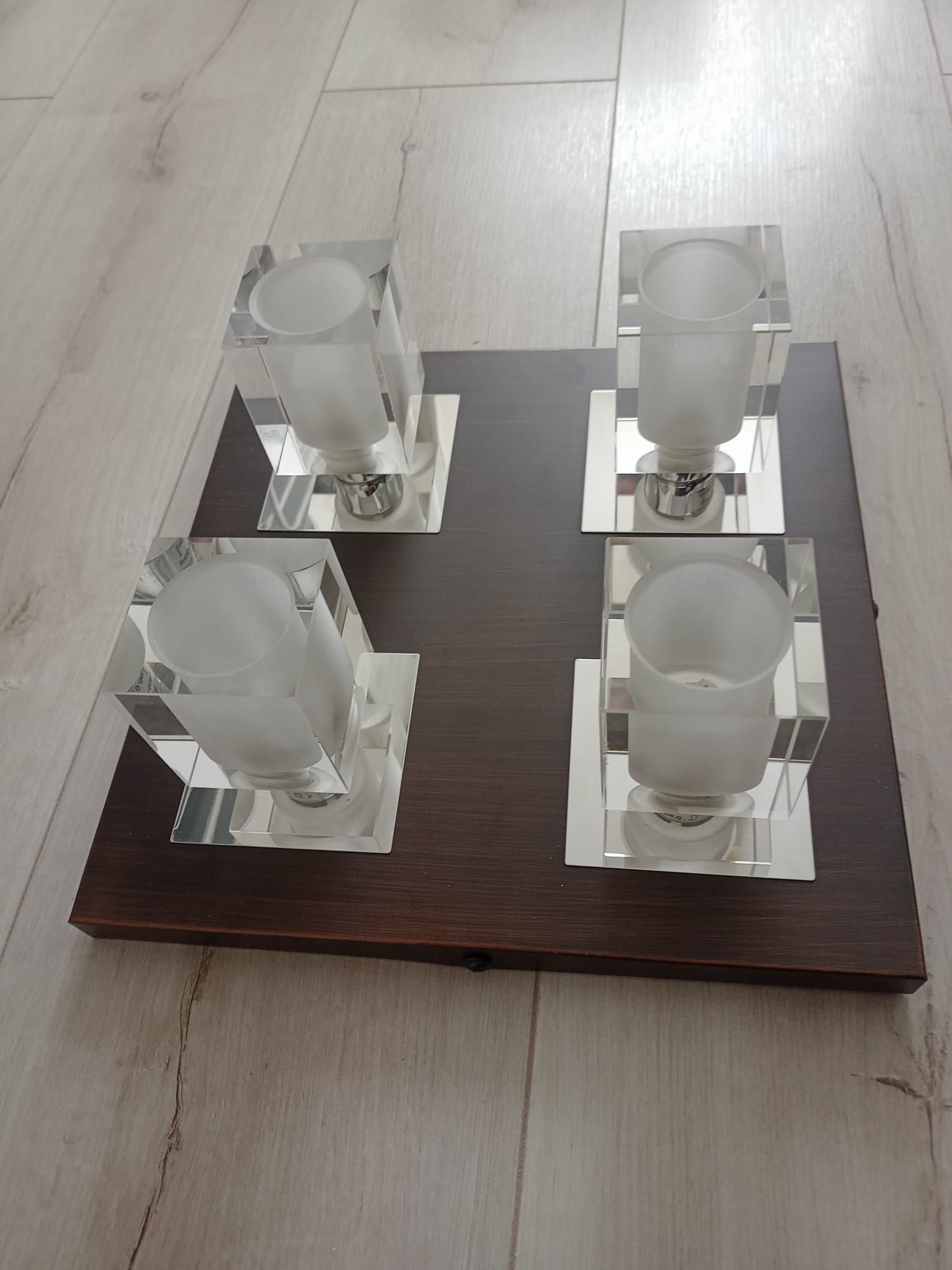 Lampa czteropunktowa