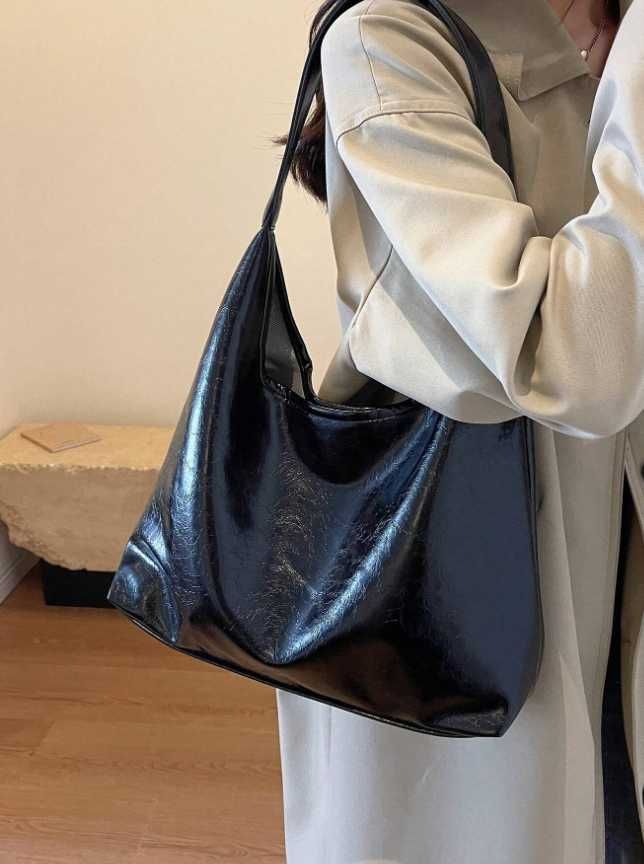 Czarna skórzana torebka na ramię hobo błyszcząca pojemna + GRATIS