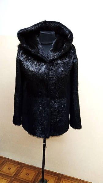 Шуба чорна з капюшоном, поясом та карманами з нутрії