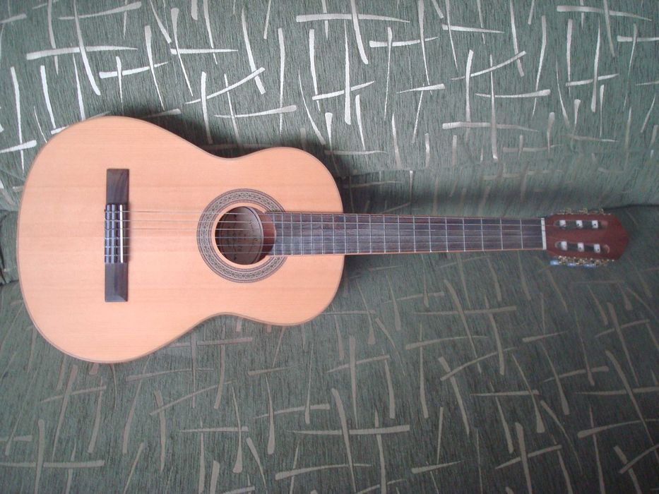 Продам детскую классическую гитару Admira