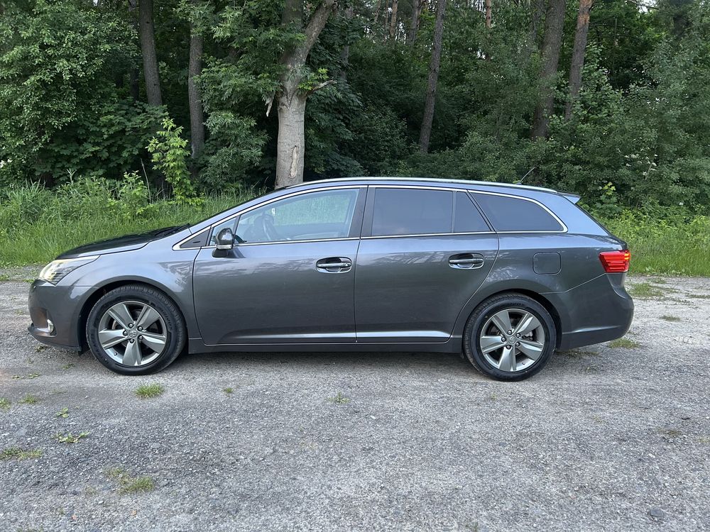 Toyota Avensis 2015 року