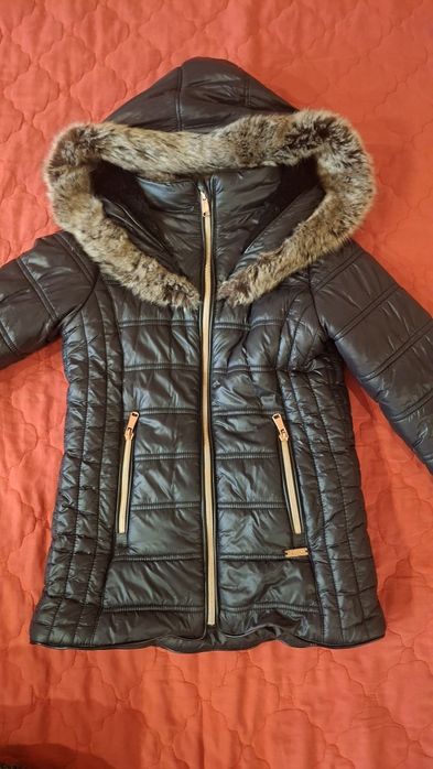 Куртка утеплена з капішоном.