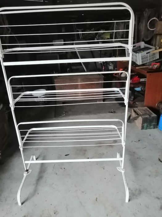 Expositor com prateleiras, branco.