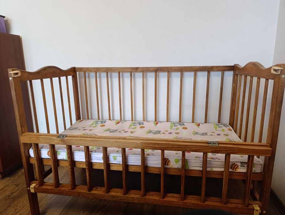 Дитяча кроватка з матрасом