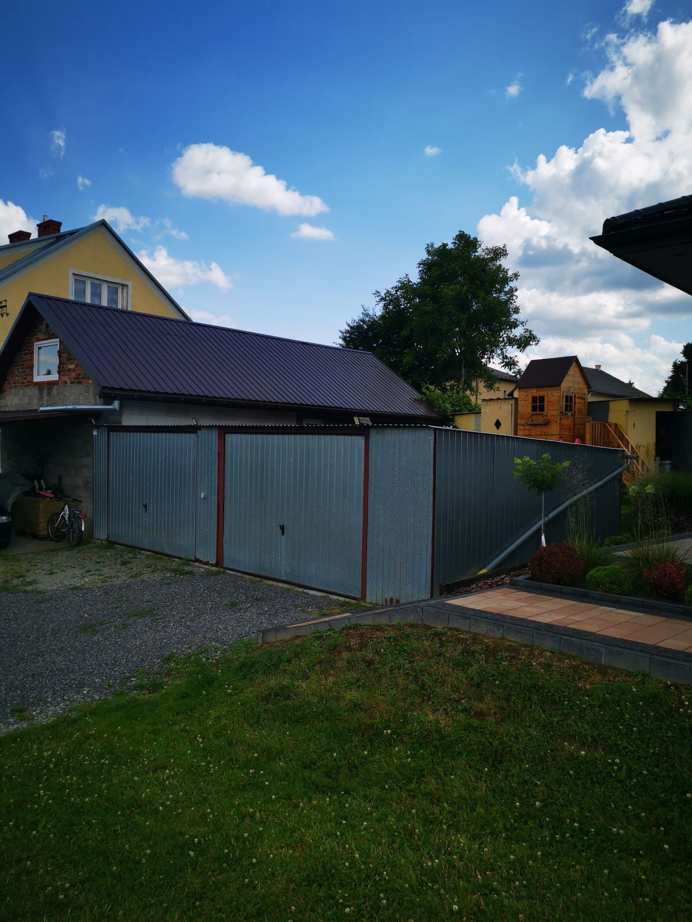 Garaż blaszany 8x5 m – solidna konstrukcja, 2 bramy uchylne, ocynk