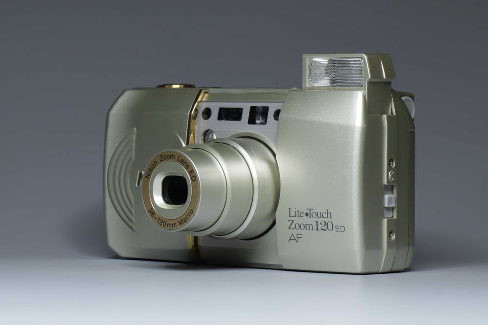 Плівковий компакт фотоапарат Nikon Lite Touch Zoom 120ED тестован