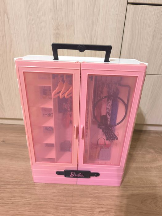 Szafa dla Barbie z ubrankami