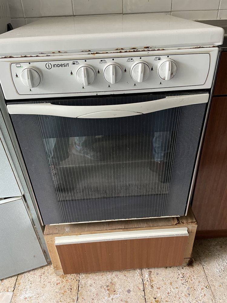 Fogão Indesit branco de botija