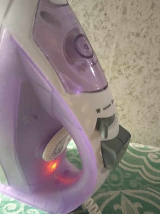 Утюг с антипригарным покрытием и отпариванием.