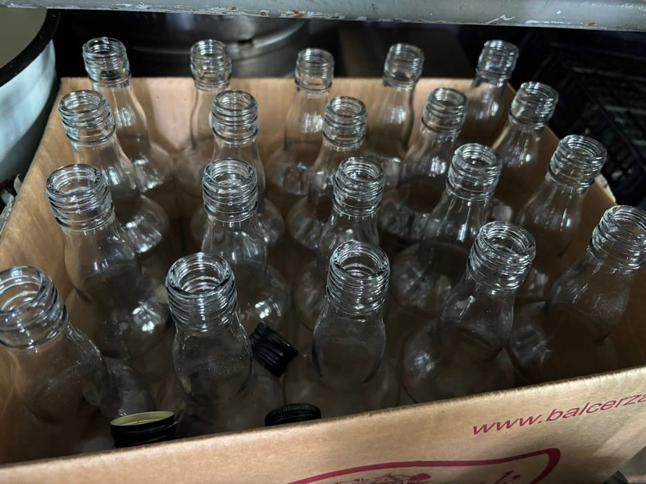 Sprzedam butelki na bimber z czarnymi korkami