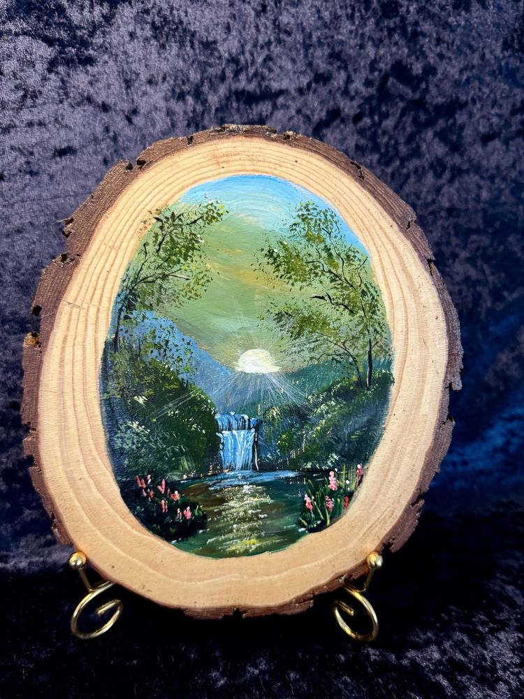 Queda de Água na Floresta ao Amanhecer – Arte em Madeira Pintada à Mão