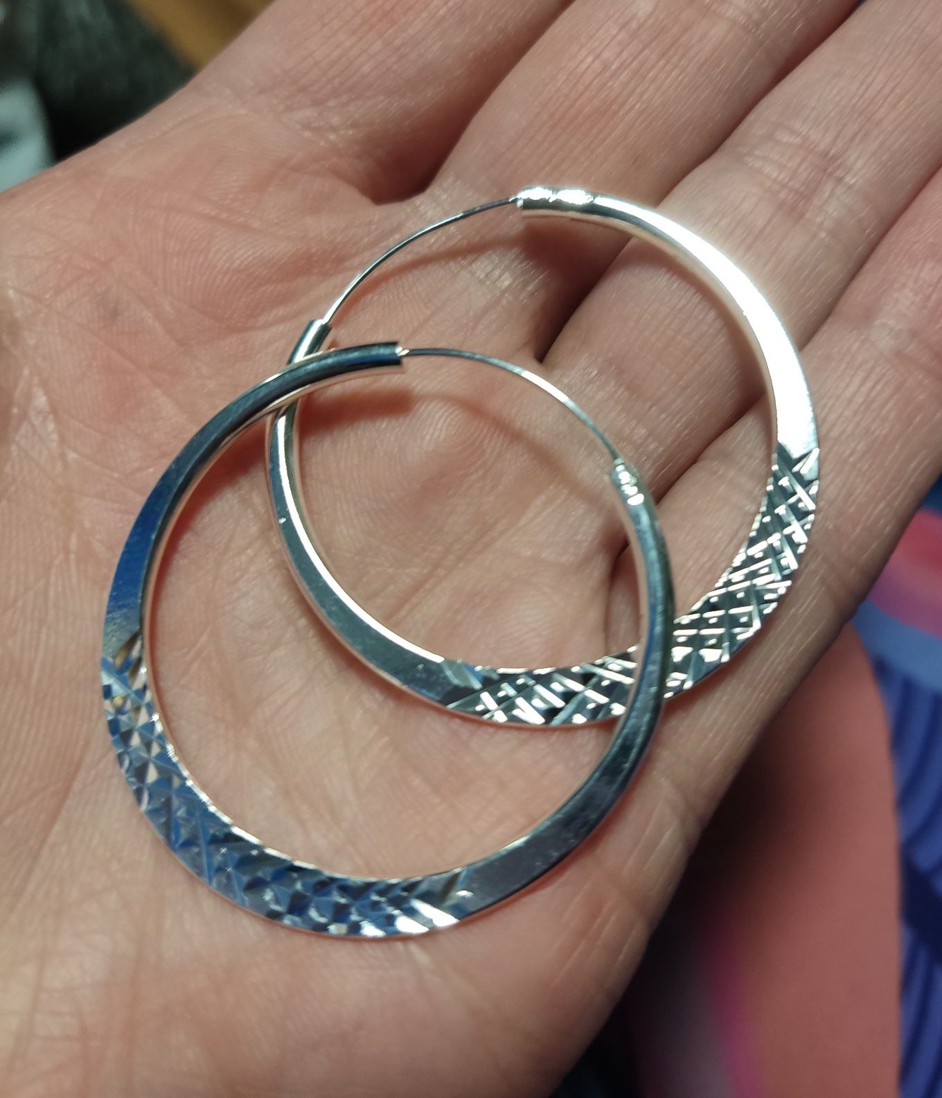 Nowe srebrne kolczyki o średnicy 4 cm nowe