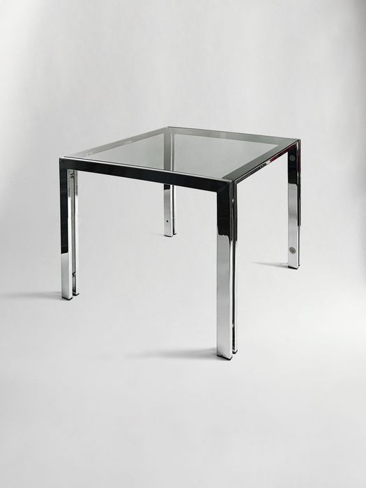 Stolik metalowy ze szklanym blatem, srebrna konstrukcja, kwadrat, loft