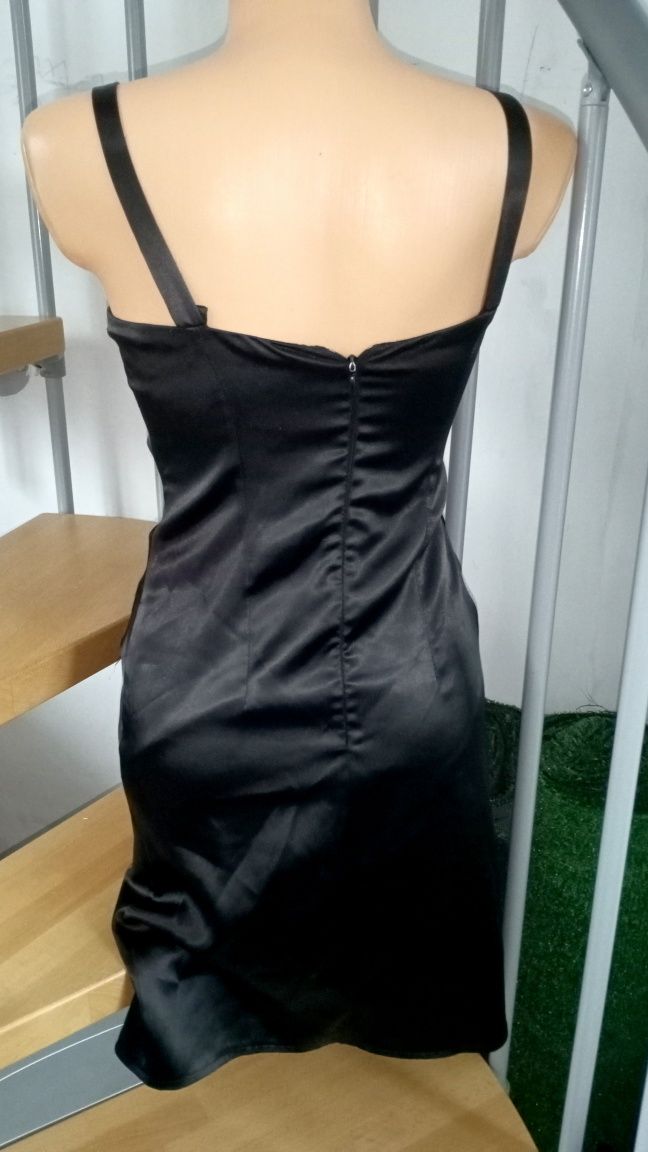 Sukienka na ramiączkach czarna błyszcząca marszczona srebrna aplikacja