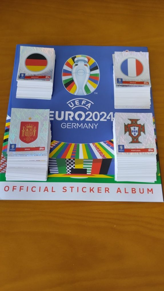 Caderneta Euro 2024 com 500 cromos por colar