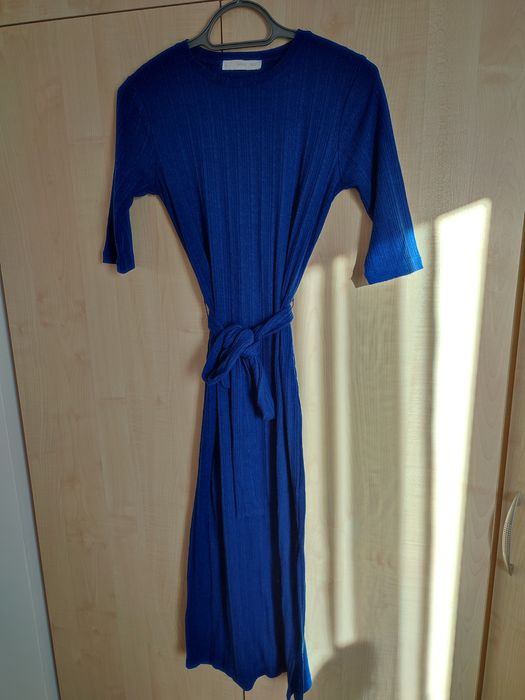 Chabrowa długa sukienka Mango