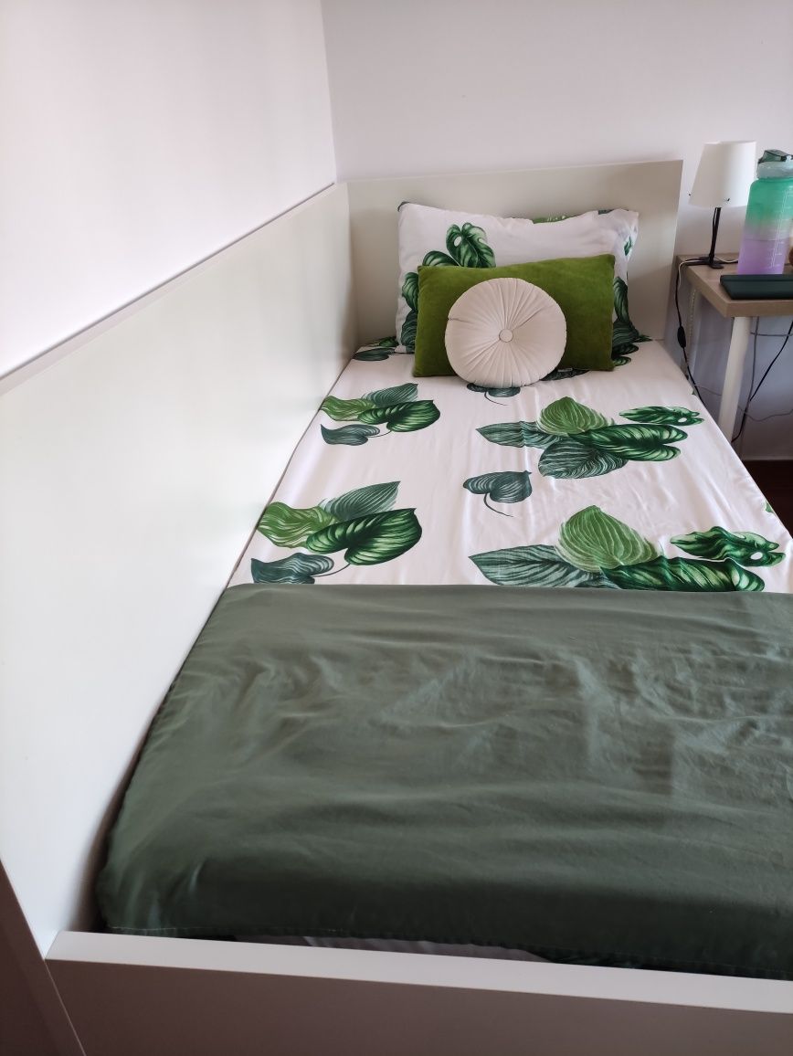 Cama de solteiro com colchão, branca