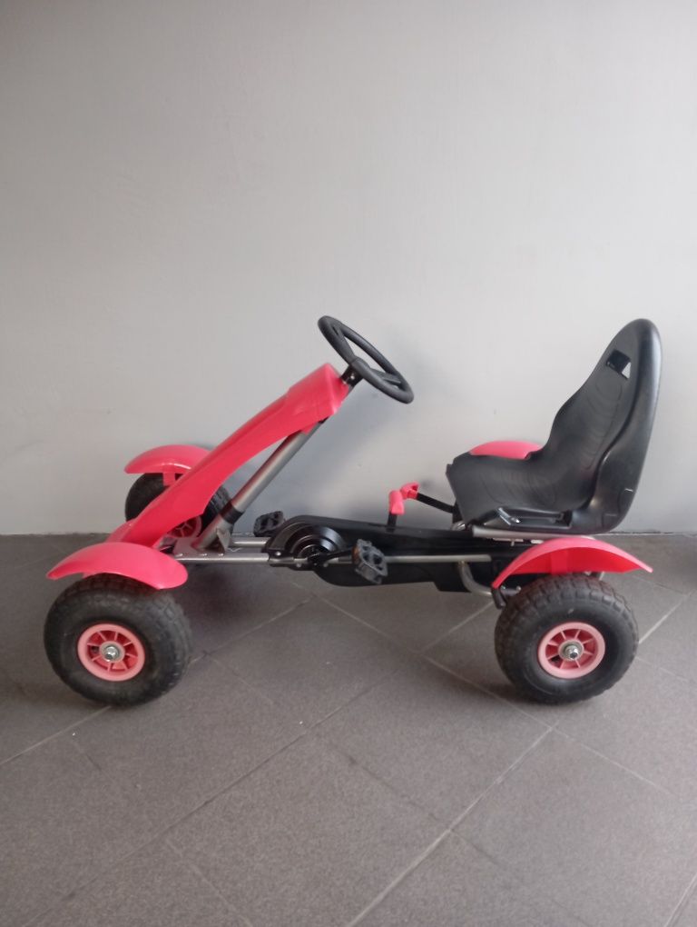 Gokart dziecięcy na pedały.