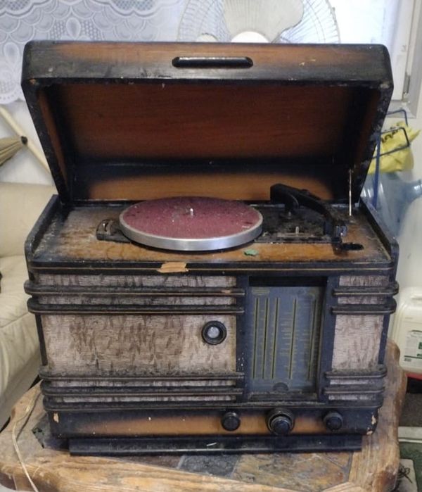 Radiola Mińsk P-7 z 1955 roku – gramofon + radio lampowe