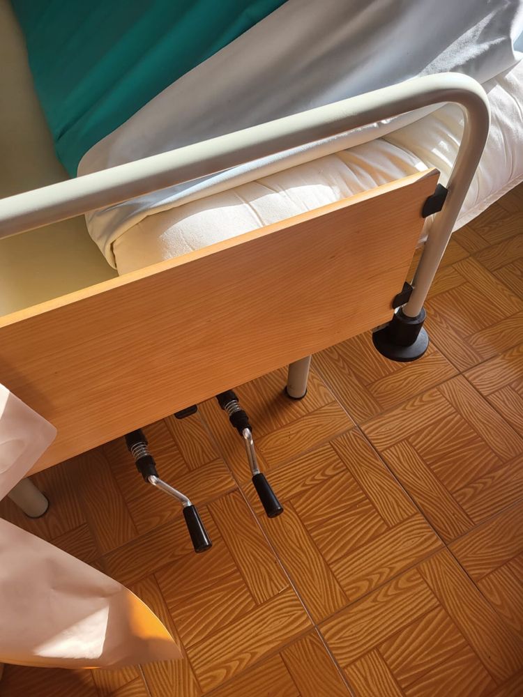 Cama articulada (inclui cadeira de higiene)