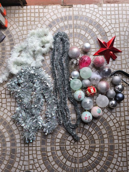 Árvore de Natal 210 cm efeito nevada e enfeites