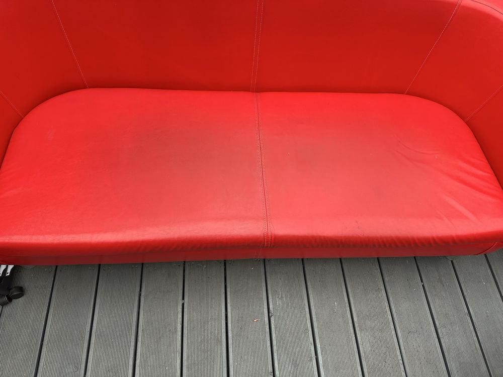 Czerwona sofa używana