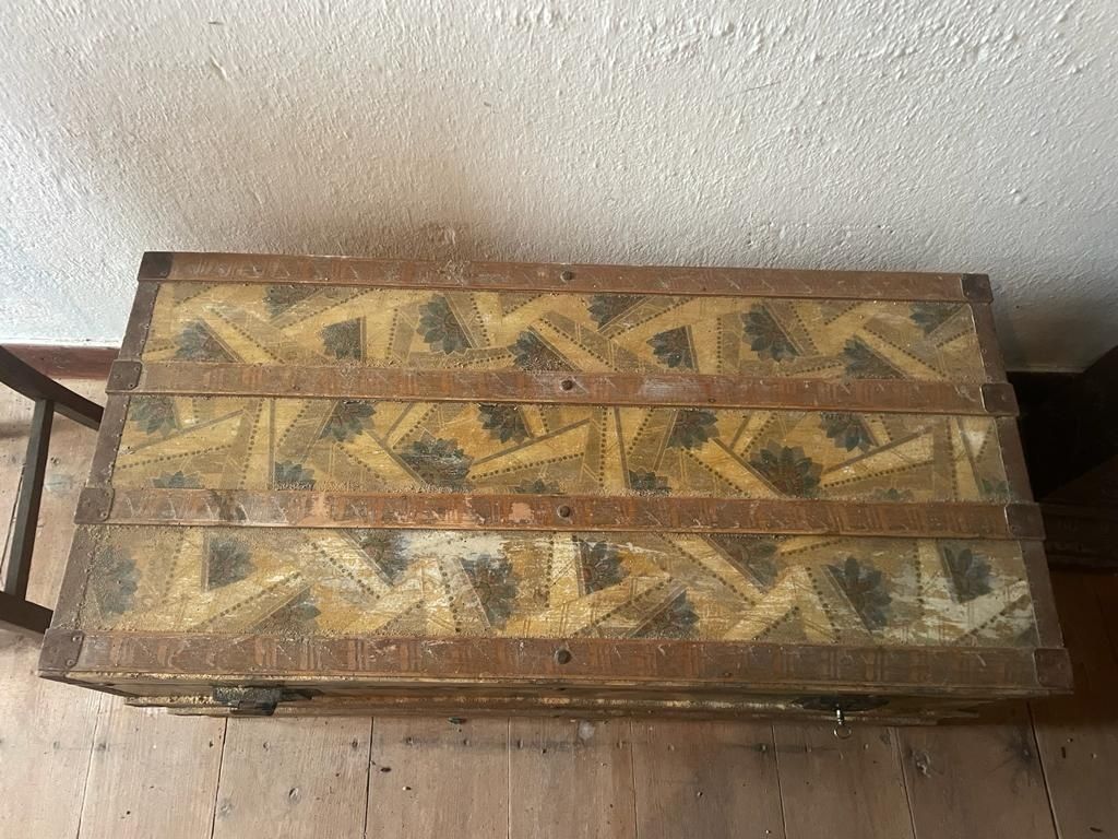 Arca em madeira com aplicações em ferro