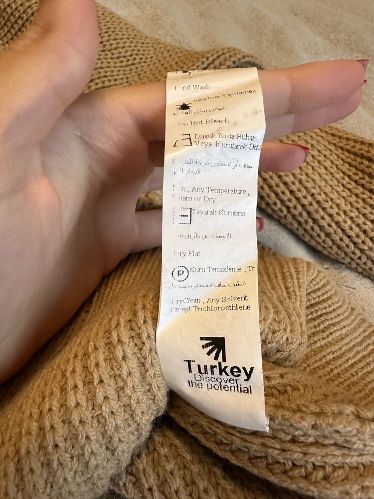 Nowy Sweter z łańcuszkiem na ramieniu