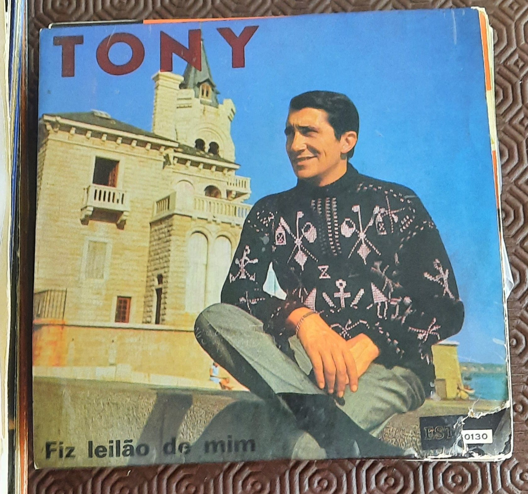 Discos vinil. 35 LP's (33 rpm)e 18 singles (45 rpm)