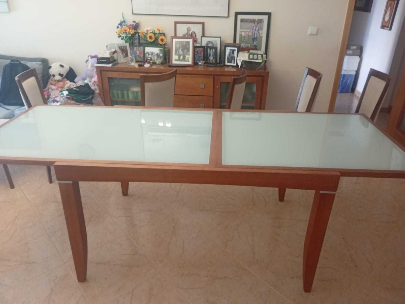 Mesa 1,30 m (extensível a 2,30 m) e 6 cadeiras em ótimo estado