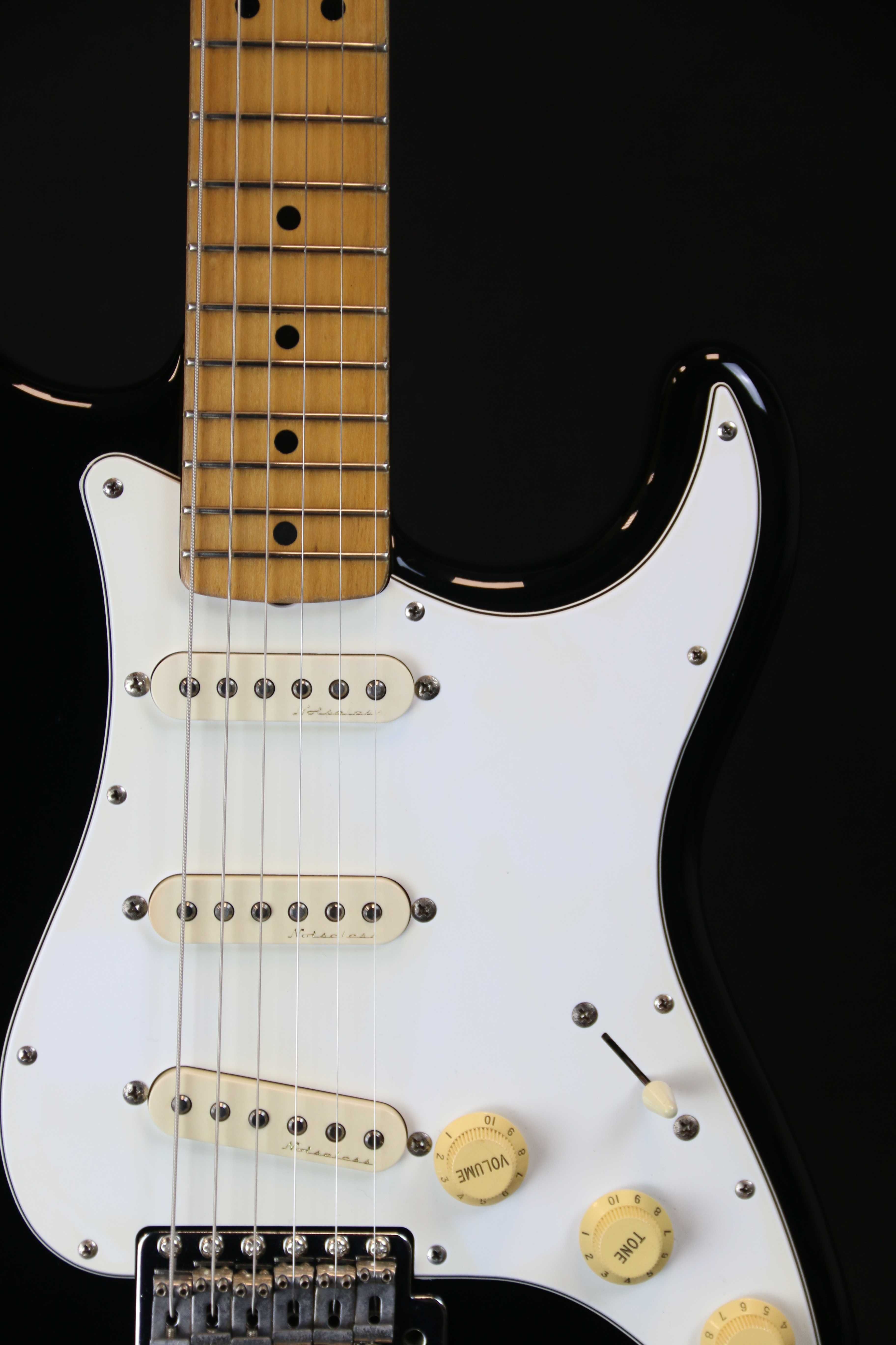 Fender  Stratocaster STD Black Japan -  Pickupy Fender Noiseless Strat