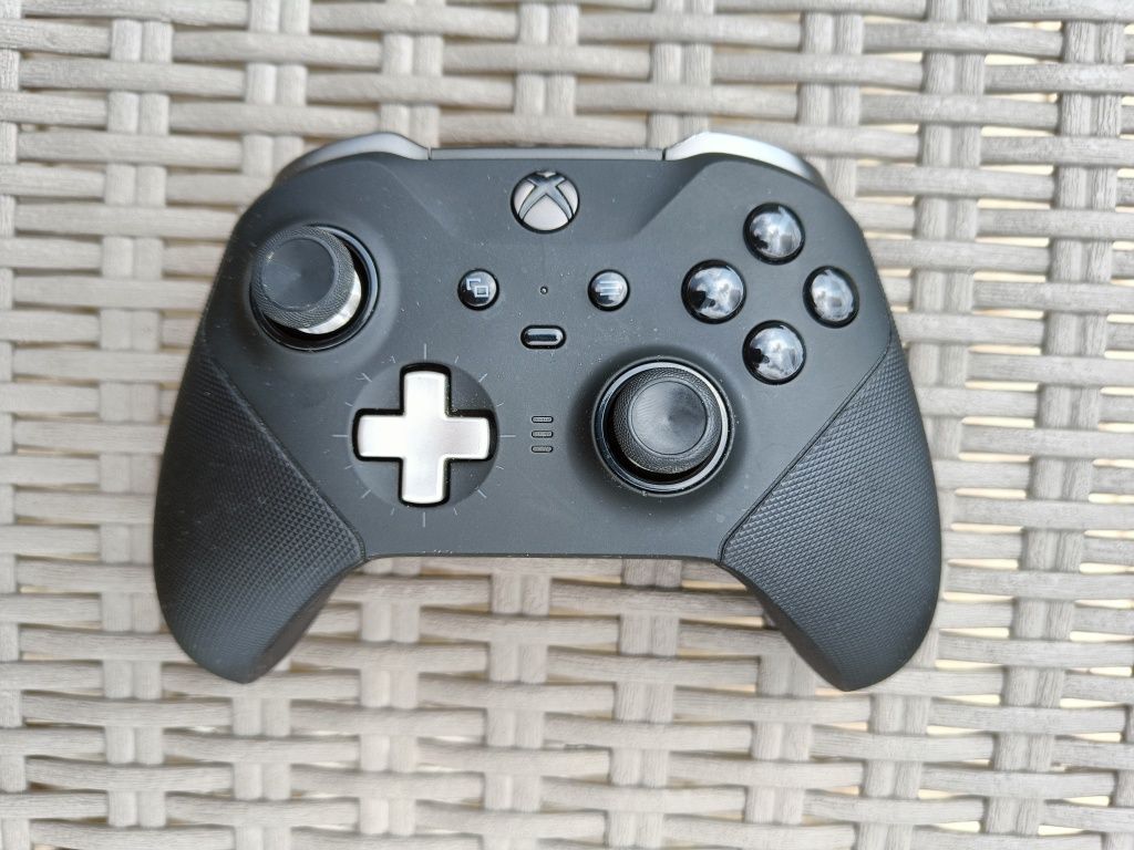 Pad Xbox series 2 z oryginalnym etui.